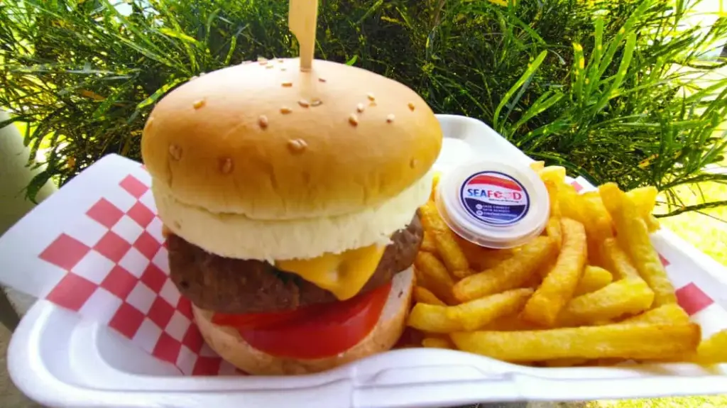 Hamburguesa con papas fritas